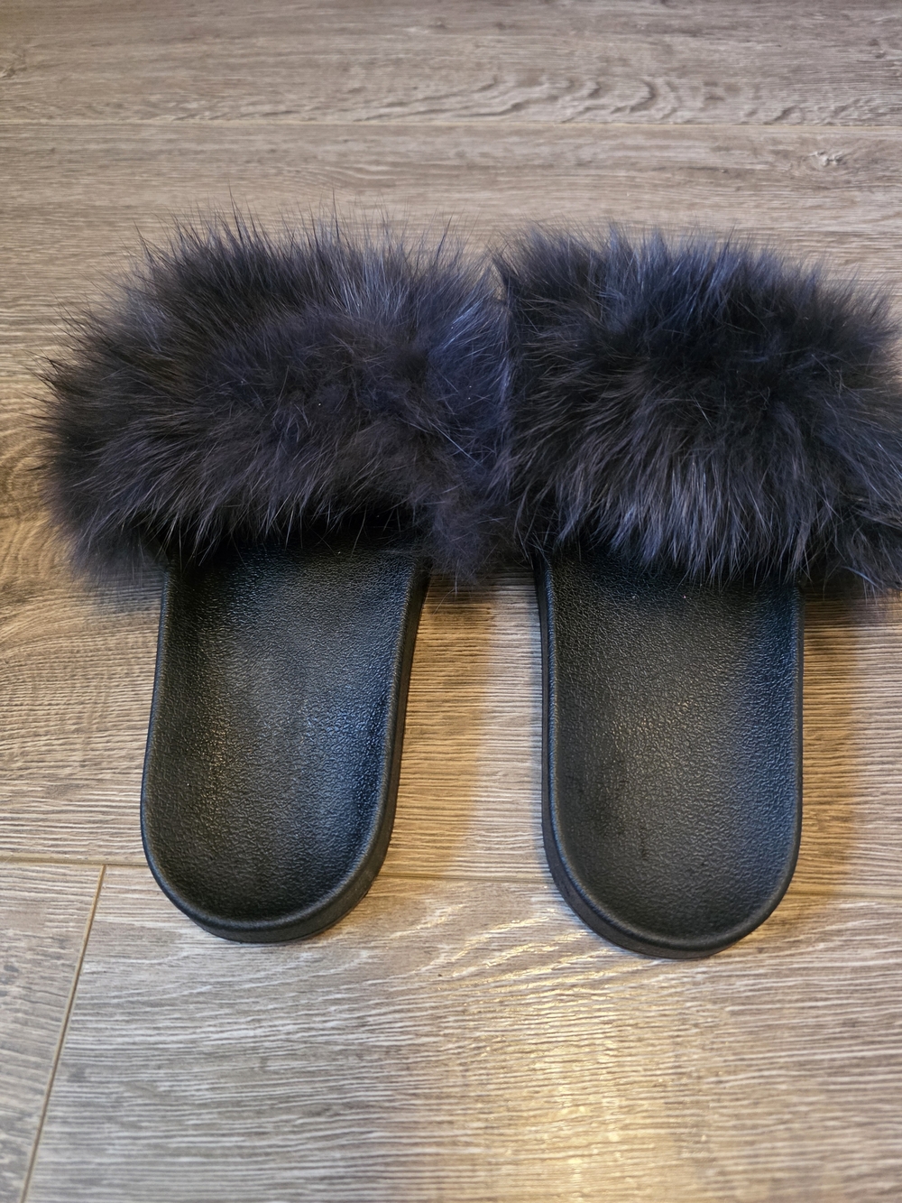 Faux Fur Slide Sandals – Black
Size: 7 (US) - Picture 3 of 5